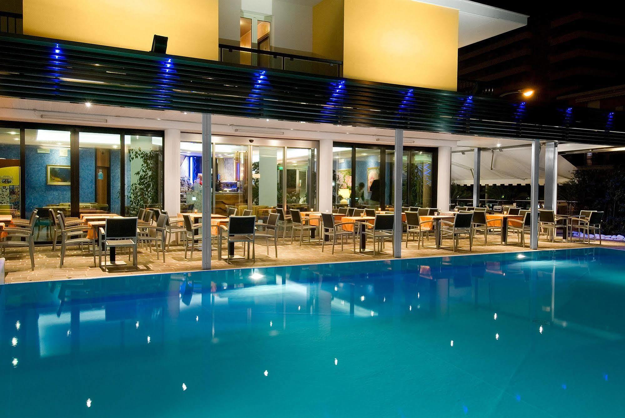 Hotel Imperial ซัน เบเนเดตโต เดล ตรอนโต ภายนอก รูปภาพ